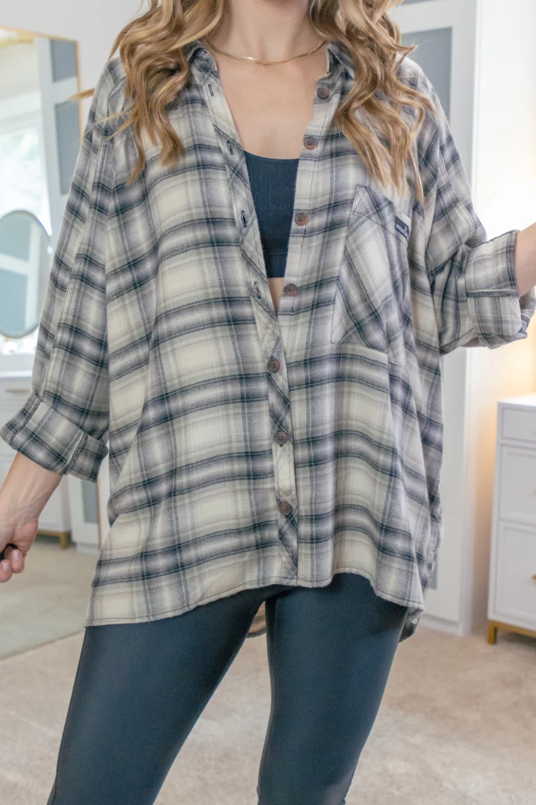 how to wear a flannel shirt with leggings